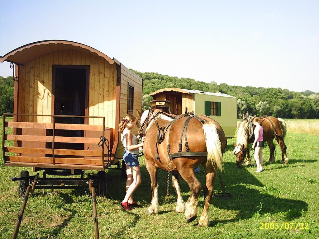 Che'Val D'Amour Bed & Breakfast Ecleux Exterior photo